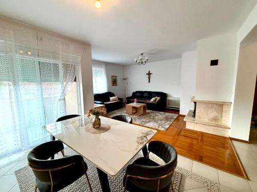Medjugorje, Queen of Peace - family apartment for up to 9 - Location saisonnière - Međugorje