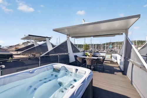 جاكوزي, MARINA PEARL Houseboat with Private Rooftop Jacuzzi in Lucija