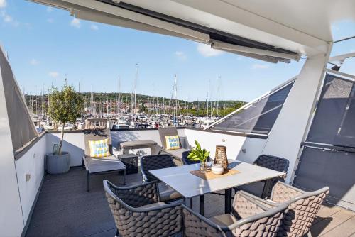 شرفة/ تراس, MARINA PEARL Houseboat with Private Rooftop Jacuzzi in Lucija