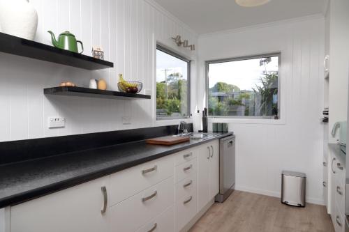 A winter retreat - Soak in the spa or get cozy by the fire in Kaka Point