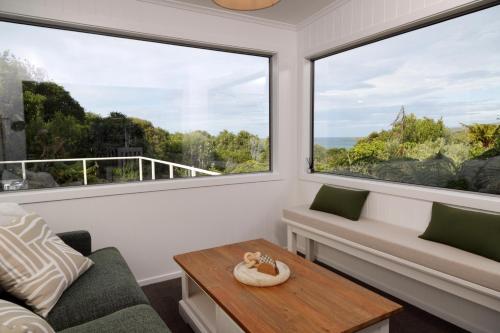 Létesítmények, A winter retreat - Soak in the spa or get cozy by the fire in Kaka Point