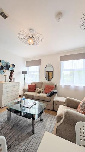 CJ Maison - "Spacious Family Friendly 2-Bedroom Apartment in the City Centre with free on-site parking, free Wi-Fi"