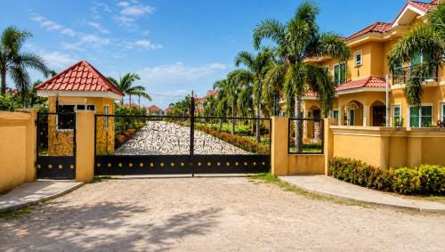 Glenmuir La Ville - Gated Com May Pen in Old Harbour