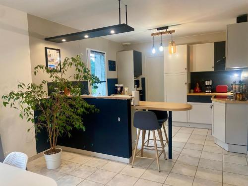 Maison avec jacuzzi proche circuit 24h et Boulerie Jump in Yvre-l'Eveque