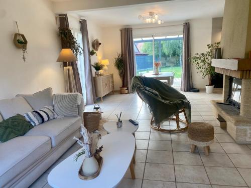 Maison avec jacuzzi proche circuit 24h et Boulerie Jump in Yvre-l'Eveque