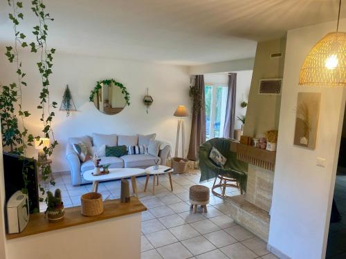 Maison avec jacuzzi proche circuit 24h et Boulerie Jump in Yvre-l'Eveque