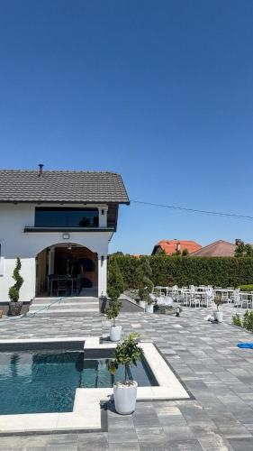 Skats, Villa NOA in Dvorovi