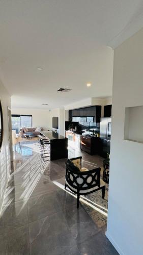 4BR Greenpoint Luxury Residence in Caroline Springs