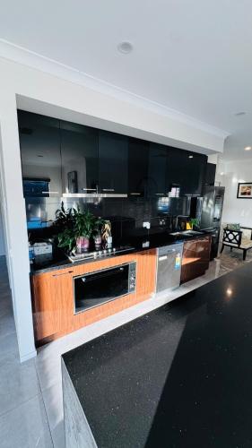 4BR Greenpoint Luxury Residence in Caroline Springs