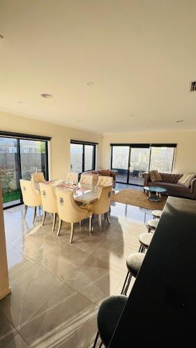 4BR Greenpoint Luxury Residence in Caroline Springs