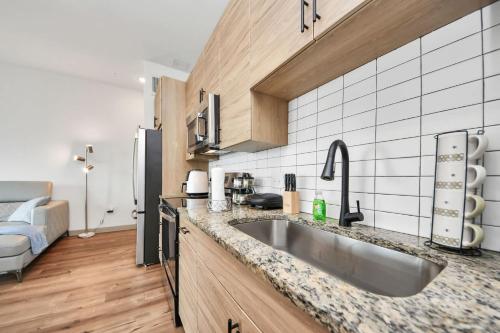 Luxury Houston Apartment Rooftop Pool City Views & King Beds in Houston
