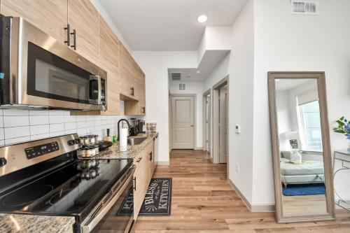 Luxury Houston Apartment Rooftop Pool City Views & King Beds in Houston