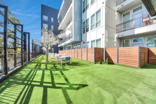Luxury Houston Apartment Rooftop Pool City Views & King Beds in Houston