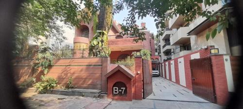 RED BRICK HOME BY EARTHAA ESCAPES - Badkhal Lake