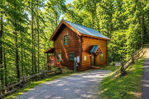 Mountain-View Loft Cabin with Hot Tub & Fireplace