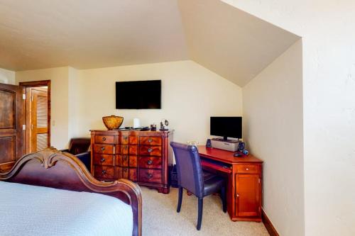 Avon Peaks, Apt 416 - Tap to explore photos