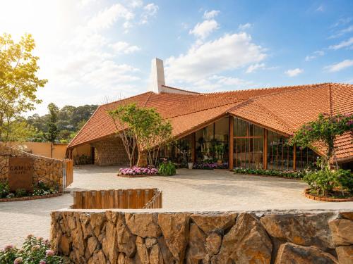 Da Lat Cam Ly Hotel - Tap to explore photos