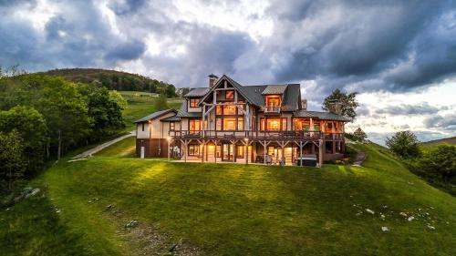 Over The Top Lodge at Chappell Farms – khách sạn tại Balm