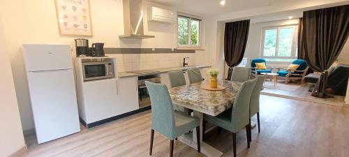 Apt 14 au 3eme etage, un superbe T2 bis d'environ 60m2, climatise et entierement equipe avec une ter – khách sạn tại Ceret