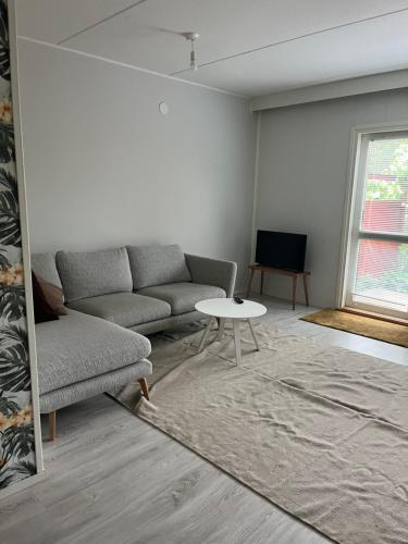 Rauhaisa keidas luonnon keskella lahella keskustaa in Herttoniemenranta