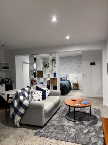 Location, luxury and stylish comfort, Гамильтон
