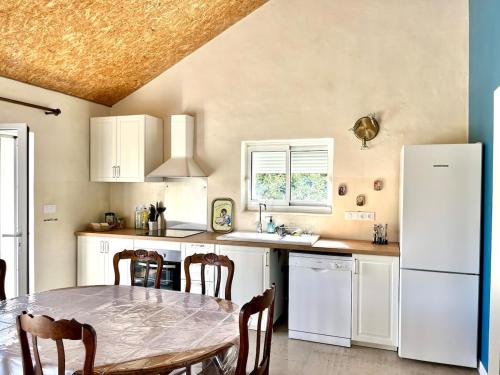 Konyha, Le Trésor, maison bioclimatique (Le Tresor, maison bioclimatique) in Lachapelle-sous-Aubenas