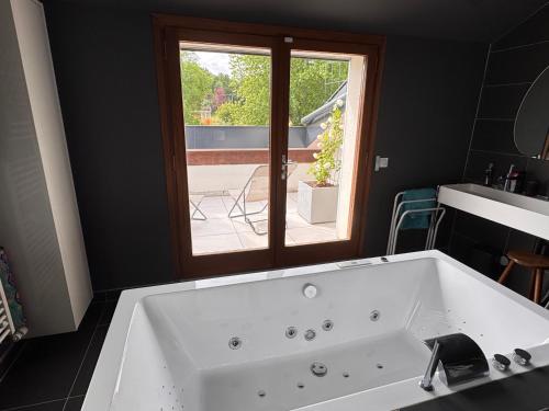 Villa piscine vue Lac 4 chambres in Anthy-sur-Leman