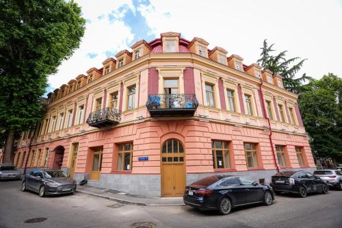 cozy Attic in old tbilisi yard in 提比里斯城