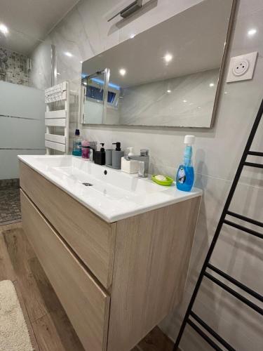 Bathroom, Le " Cerisier" Villa Single bed male shared room daily stay 20h to 10h in La Courneuve