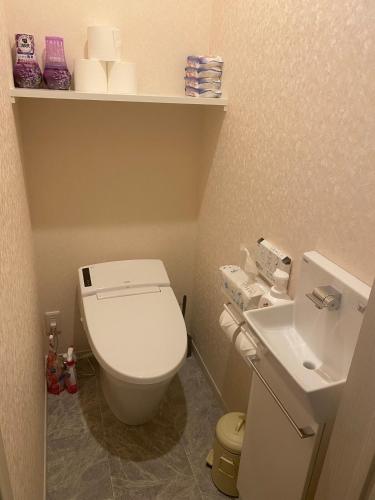 Family House with Free Parking - 5 Min to JR & Metro in North Osaka