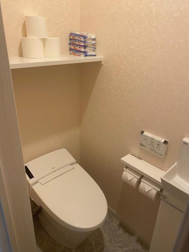 Family House with Free Parking - 5 Min to JR & Metro in North Osaka