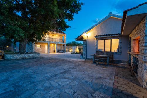 Villa Tia - private Oasis with large pool in Otrić