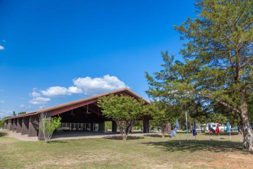Lake Texoma Camping Resort Cabin 4 - image 9