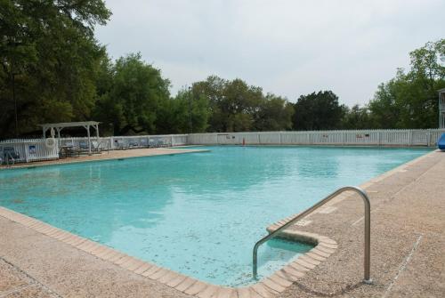 Piscina, Medina Lake Camping Resort Studio Cabin 1 in Lakehills (TX)