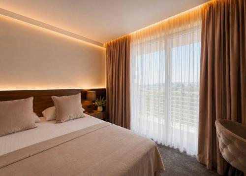 One-Bedroom Apartment with Sea View