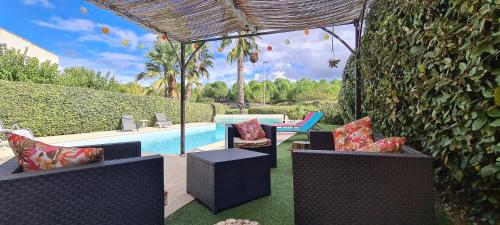 Villa climatisee calme et lumineuse avec un jardin verdoyant une piscine un terrain de tennis in Montpellier
