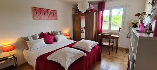 Villa climatisee calme et lumineuse avec un jardin verdoyant une piscine un terrain de tennis in Montpellier