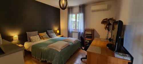 Villa climatisee calme et lumineuse avec un jardin verdoyant une piscine un terrain de tennis in Montpellier