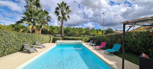 Villa climatisee calme et lumineuse avec un jardin verdoyant une piscine un terrain de tennis in Montpellier