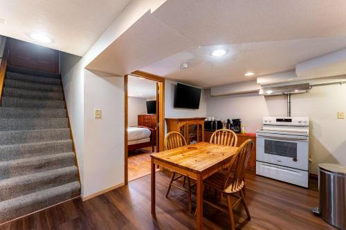 Konyha, 2BR Basement - Near St Paul - WFH Desk & Patio in Oakdale (Minnesota)