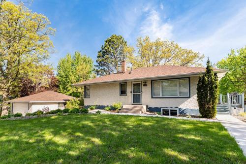A szálláshely kívülről, 2BR Basement - Near St Paul - WFH Desk & Patio in Oakdale (Minnesota)