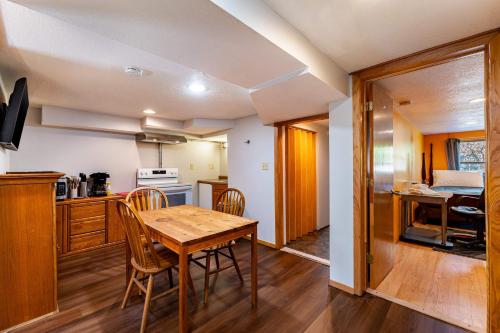 Konyha, 2BR Basement - Near St Paul - WFH Desk & Patio in Oakdale (Minnesota)