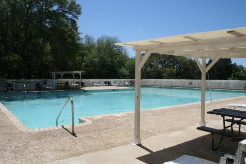 Piscina, Medina Lake Camping Resort Cabin 8 in Lakehills (TX)