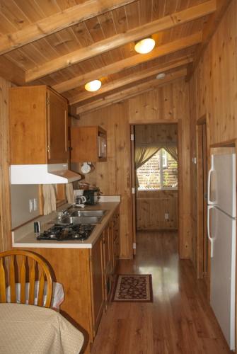 Cozinha, Medina Lake Camping Resort Cabin 7 in Lakehills (TX)