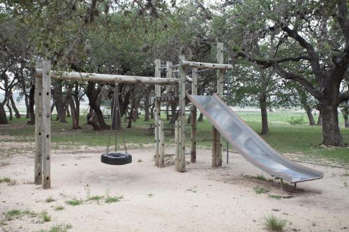 Parque infantil, Medina Lake Camping Resort Cabin 3 in Lakehills (TX)