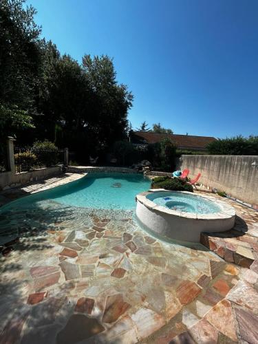 Villa Les Grands Devens Piscine, Jacuzzi, billard, baby foot, jardin, 3 chambres PROVENCE AVIGNON - Location saisonnière - Entraigues-sur-la-Sorgue