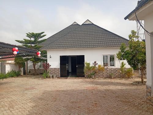 Highland Breeze Hotel and Apartments Limited in ยอส