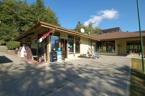 Mount Vernon Camping Resort 20 ft. Yurt 1 - image 6