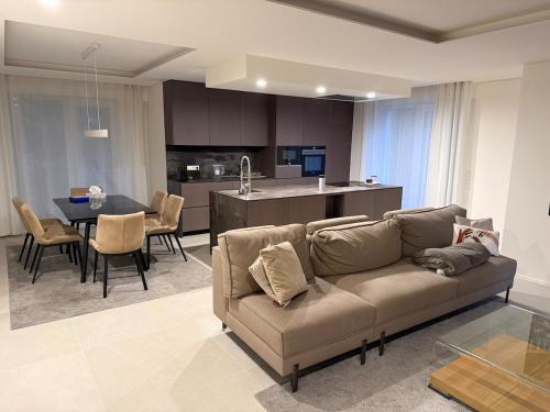 Luxury Modern 2-Bedroom Apartment with Terrace – khách sạn tại Dummeldeng