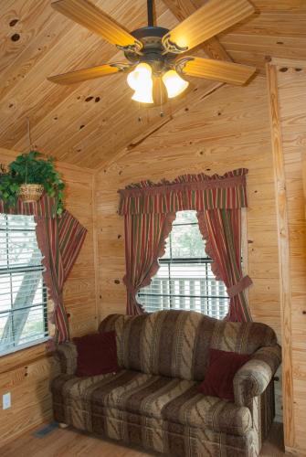 Medina Lake Camping Resort Cabin 4 in Lakehills (TX)